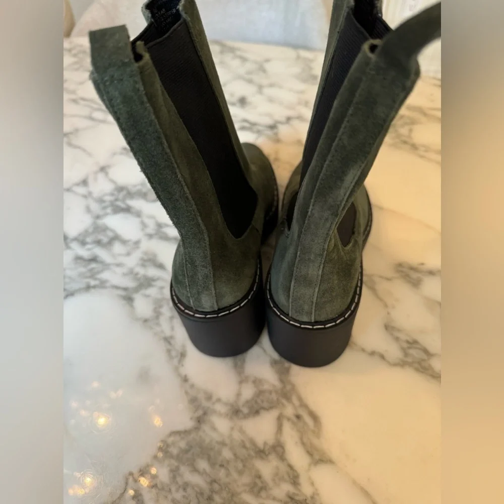 NWOB Gorgeous Nine West Olive Green Doleas Chelsea Boot Leather Suede Block Heel